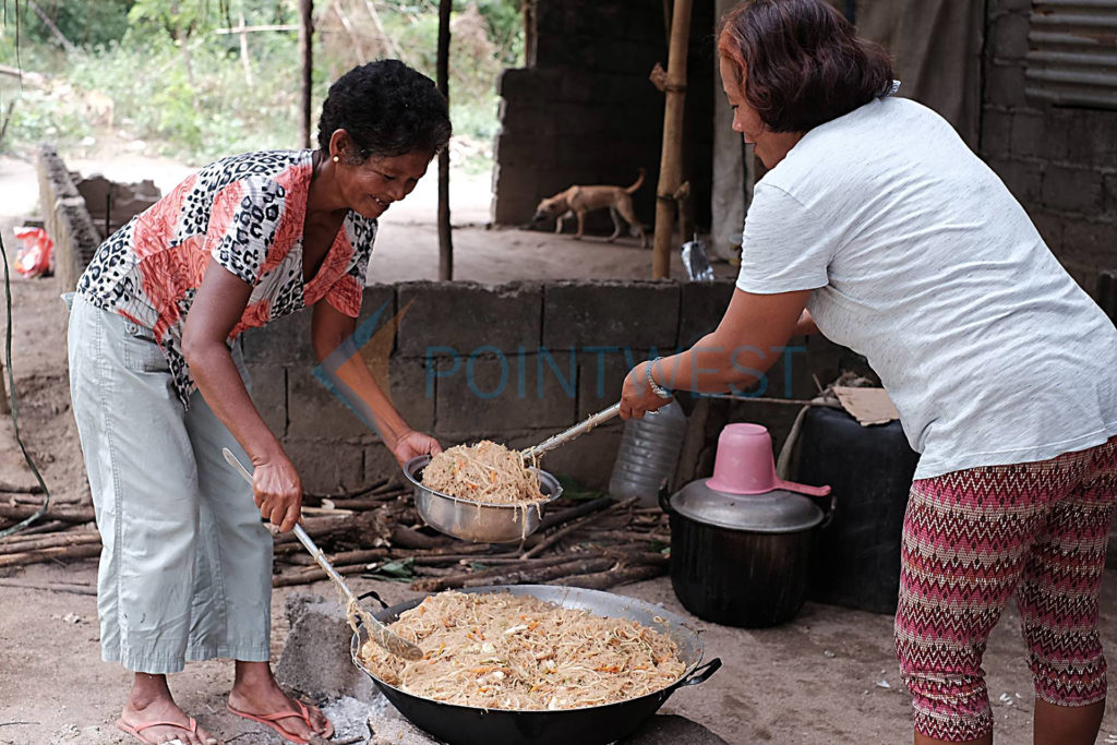 Sitio Quartel moms and Pointwest cooks a meal together